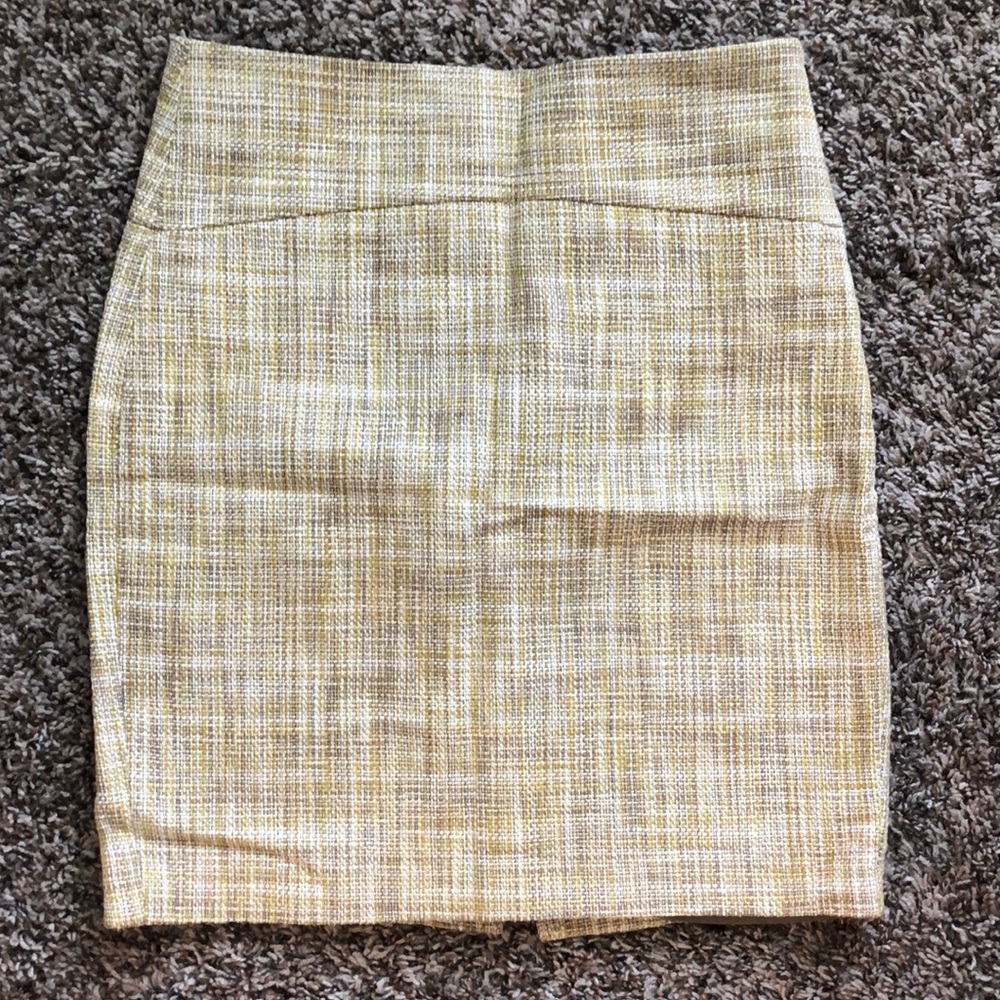 Beautiful yellow pencil skirt!